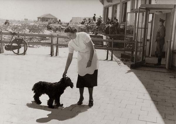 Koosje staande met hond