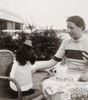 Koosje zttend met hond